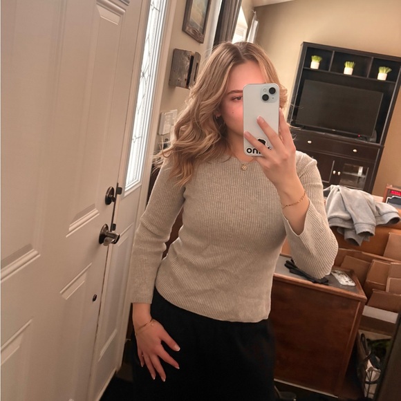 Aritzia Tops - Aritzia Sweater open back